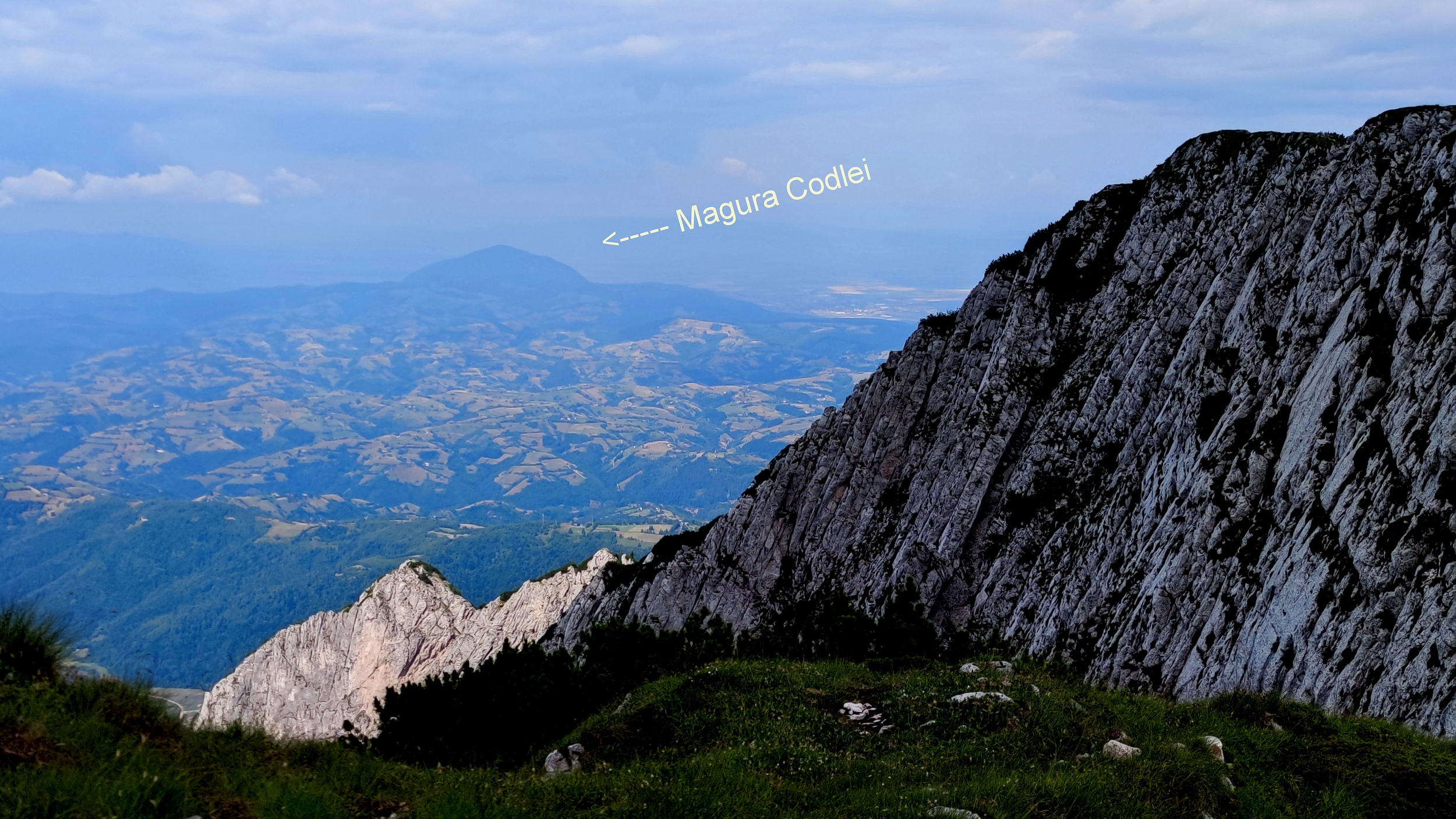 Poiana Marului / Magura Codlei při pohledu z Piatry Craiului.