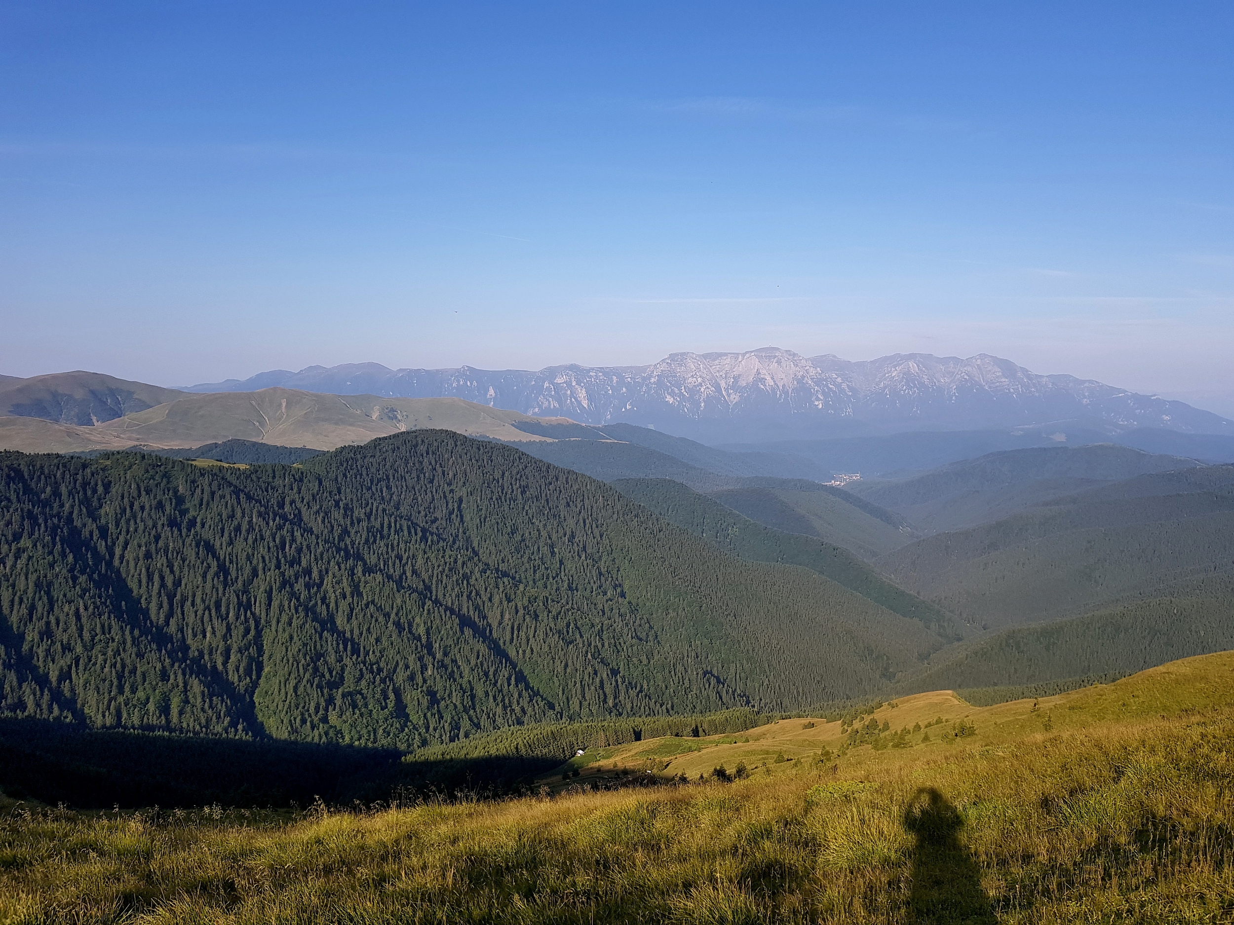 Munții Baiului / Výhled z Neamtu na Bucegi. www.transcarpathian.org