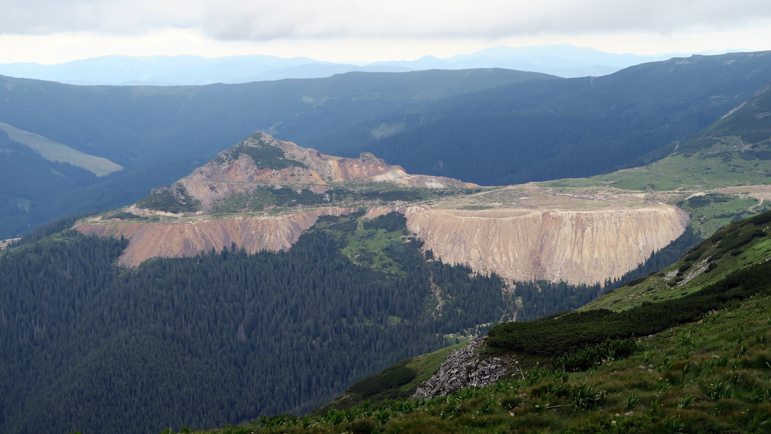 Munții Calimani / Sirný důl při pohledu z nejvyššího vrcholku.