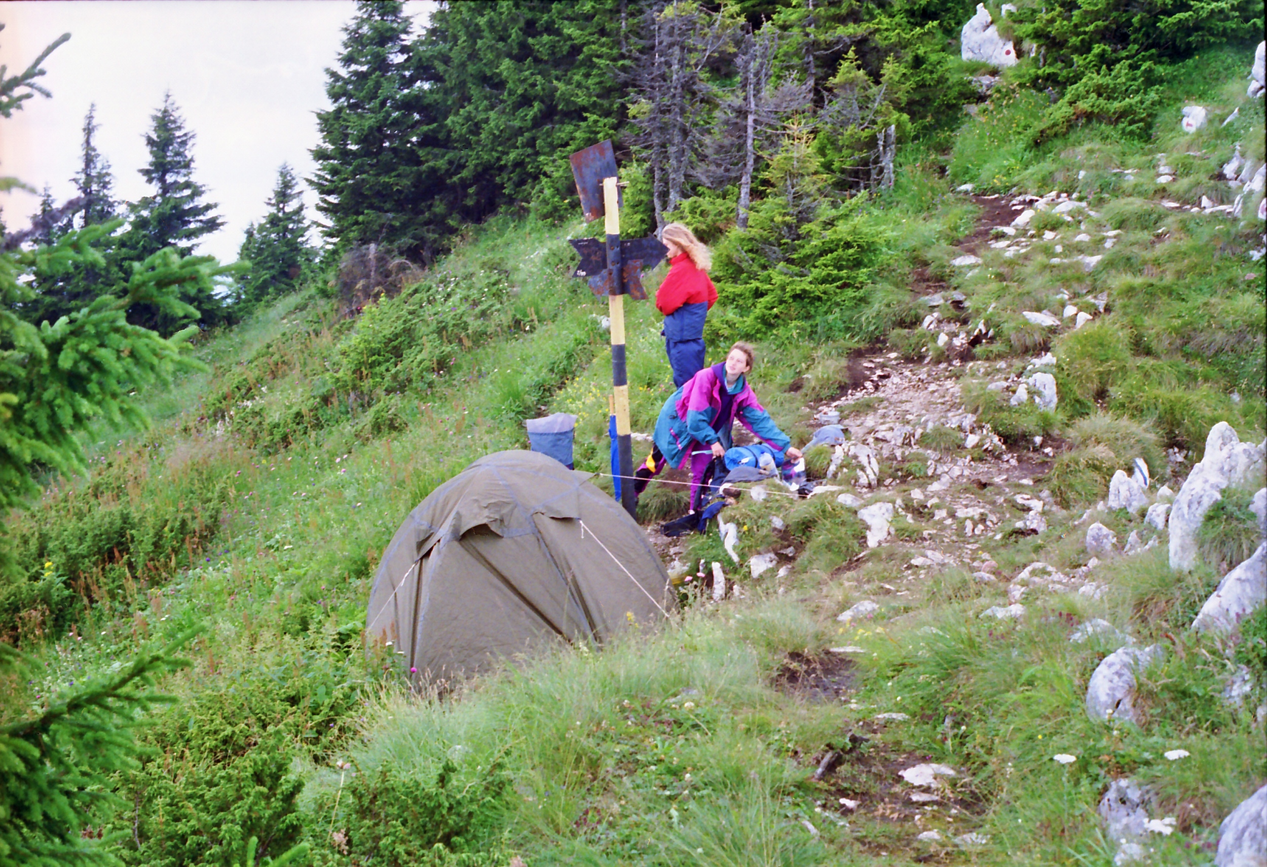 Sedlo Padinei Inchise - první místo od severního nástupu, kam šlo postavit stan. A moc místa tam nebylo. Munții Piatra Craiului / Sedlo Padinei Inchise - první místo od severního nástupu, kam šlo postavit stan. A moc místa tam nebylo.