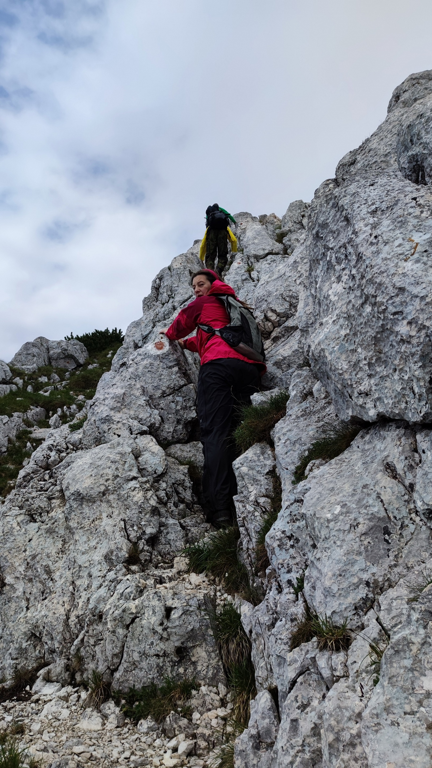 Munții Piatra Craiului / Takhle vypadá cesta po hřebeni.