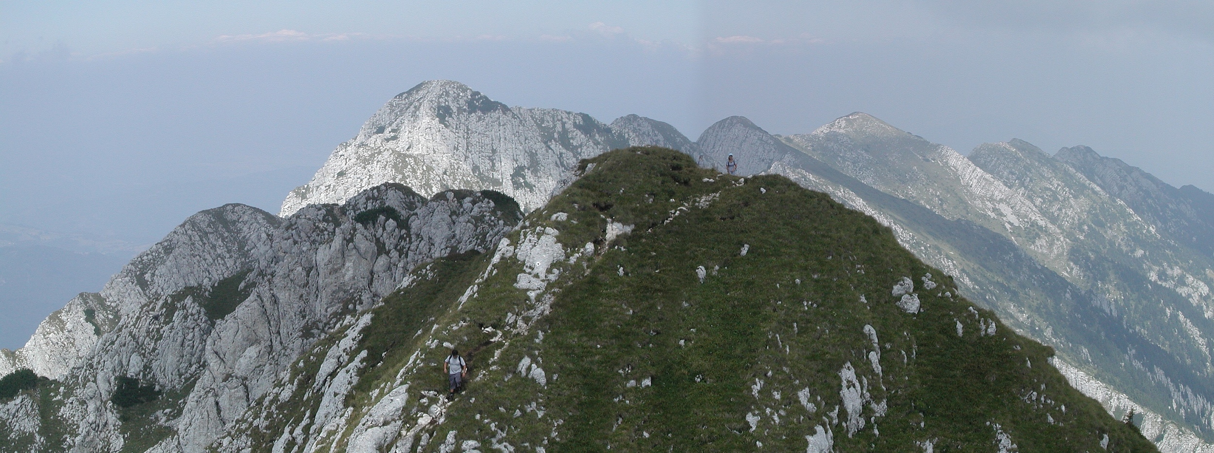 Munții Piatra Craiului / Takhle vypadá hřeben severně od La Om.
(Souřadnice odhadnuta.)