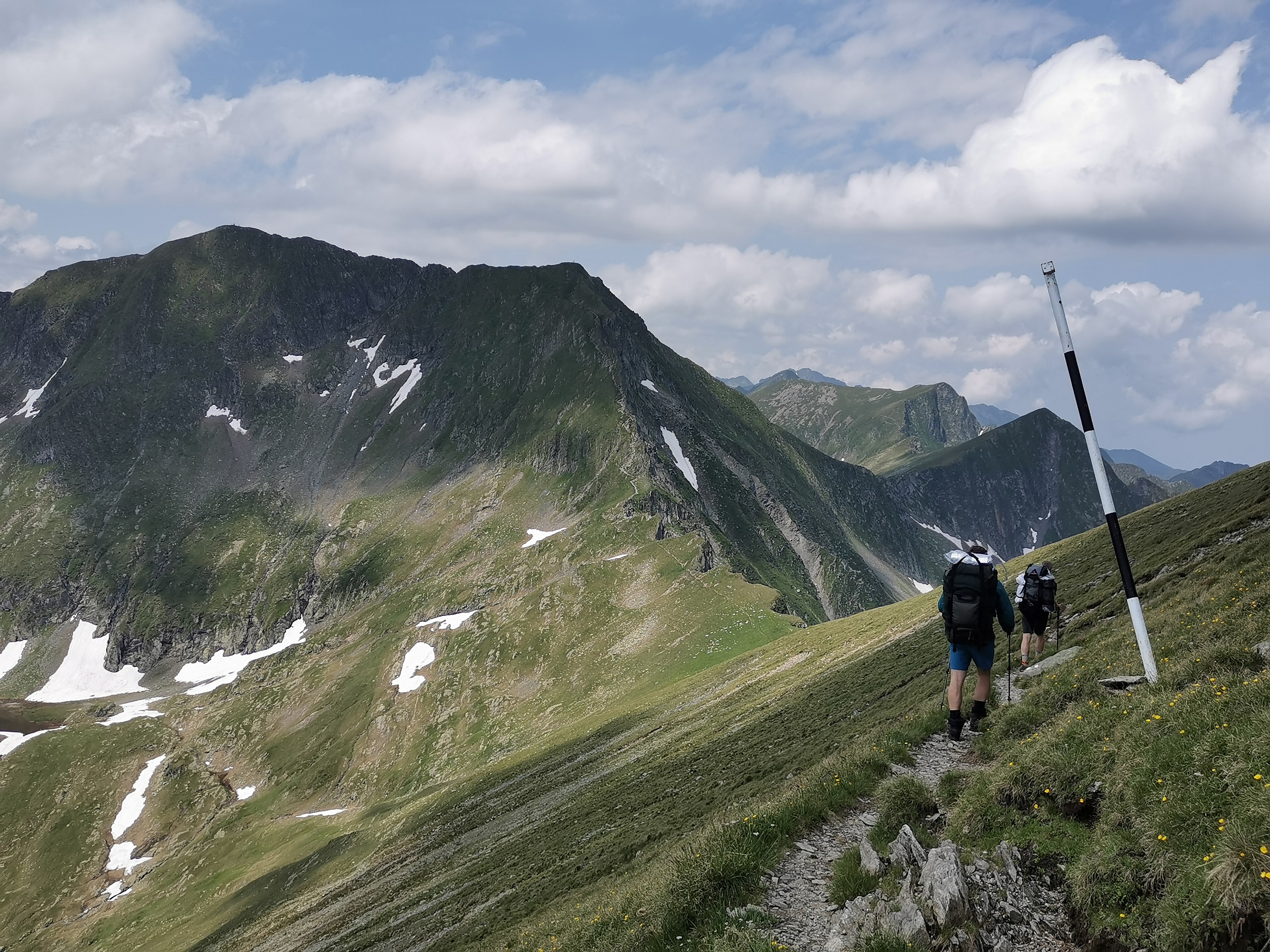 Munții Fagaraš / Příchod k Vf. Moldoveanu od východu. Moldoveanu je plochý vrchol na levé straně.