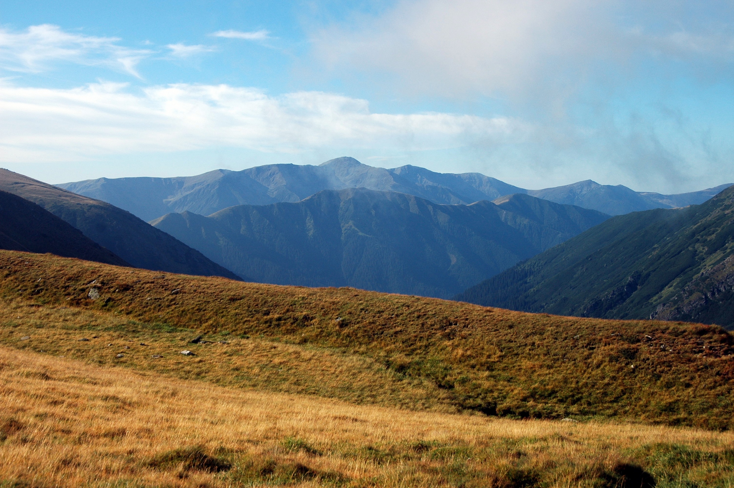 Munții Iezer-Papuša / Pohled na hřeben Păpușa-Iezer z východního konce Fagaraše.