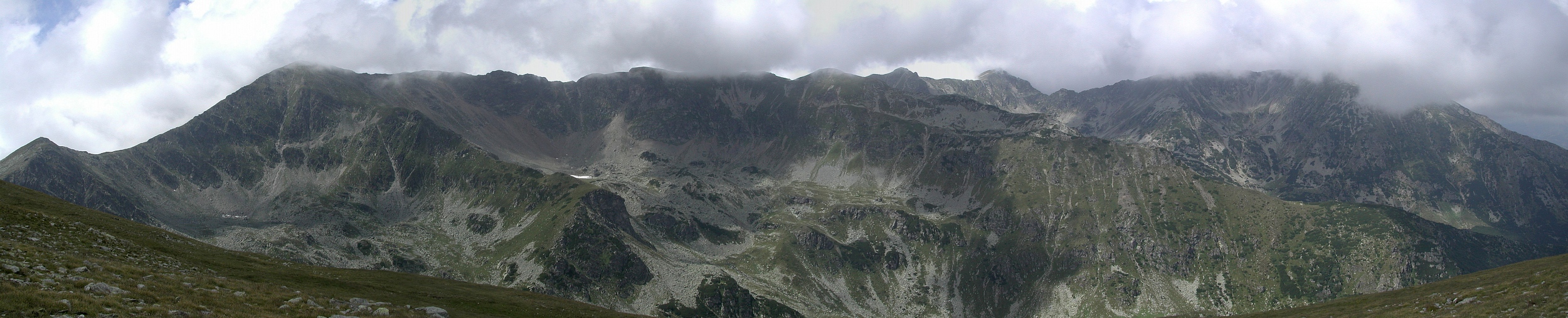 Munții Paring / Panorama hlavního hřebene, foceno z východního konce oblouku.