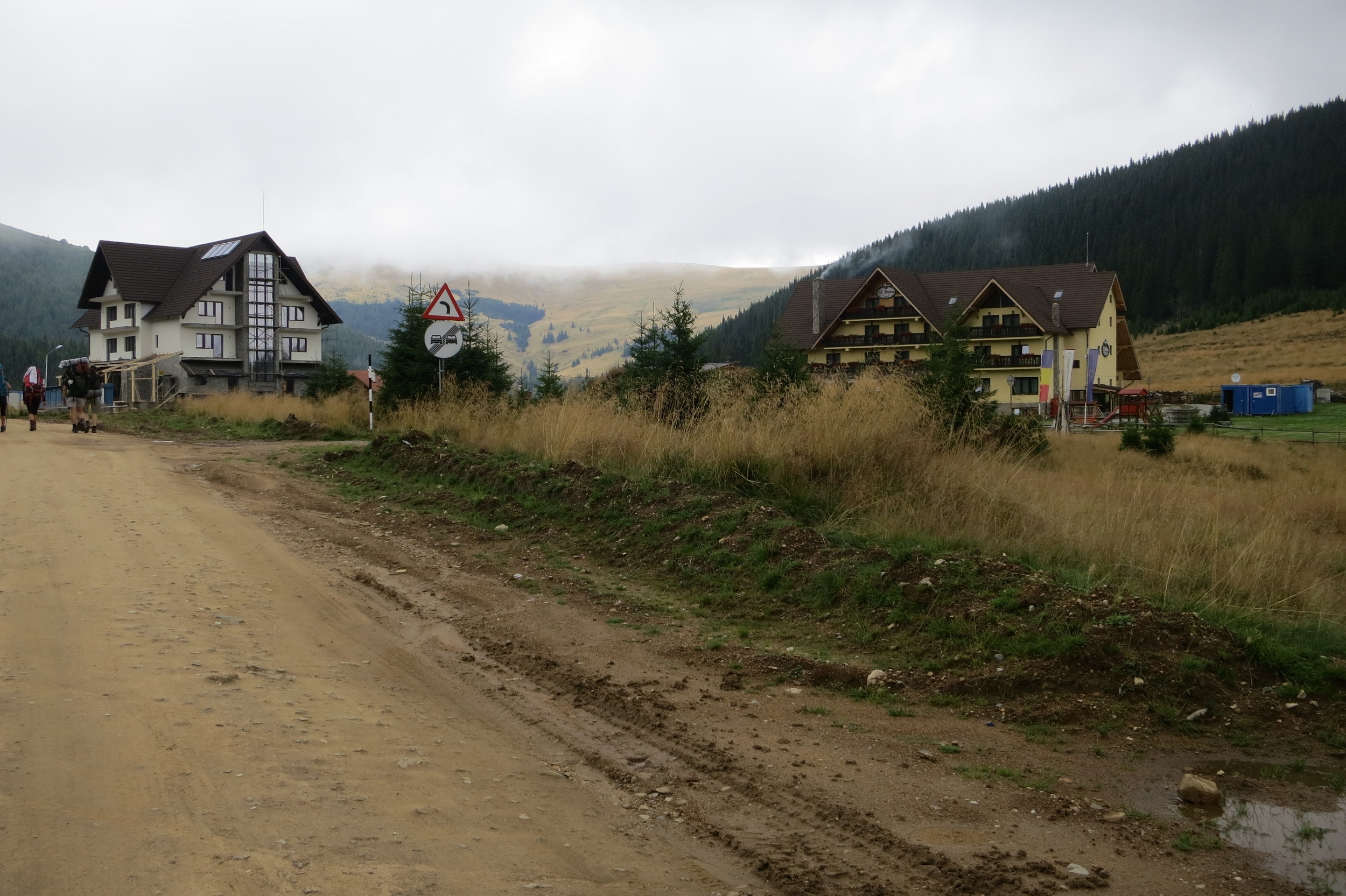 Munții Șureanu / ... a výše i větší horské středisko.