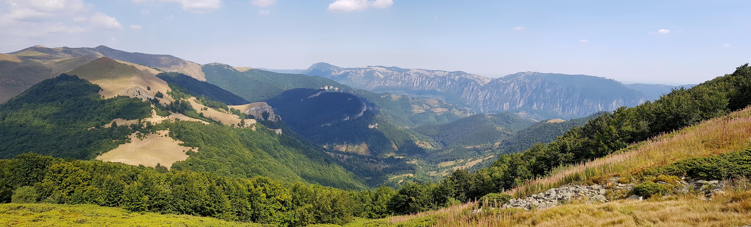 Munții Cernei / Hřeben Cernei za sedlem Prislop pass, v pozadí severní svahy Munții Mehedinți nad údolím řeky Cernei. www.transcarpathian.org
