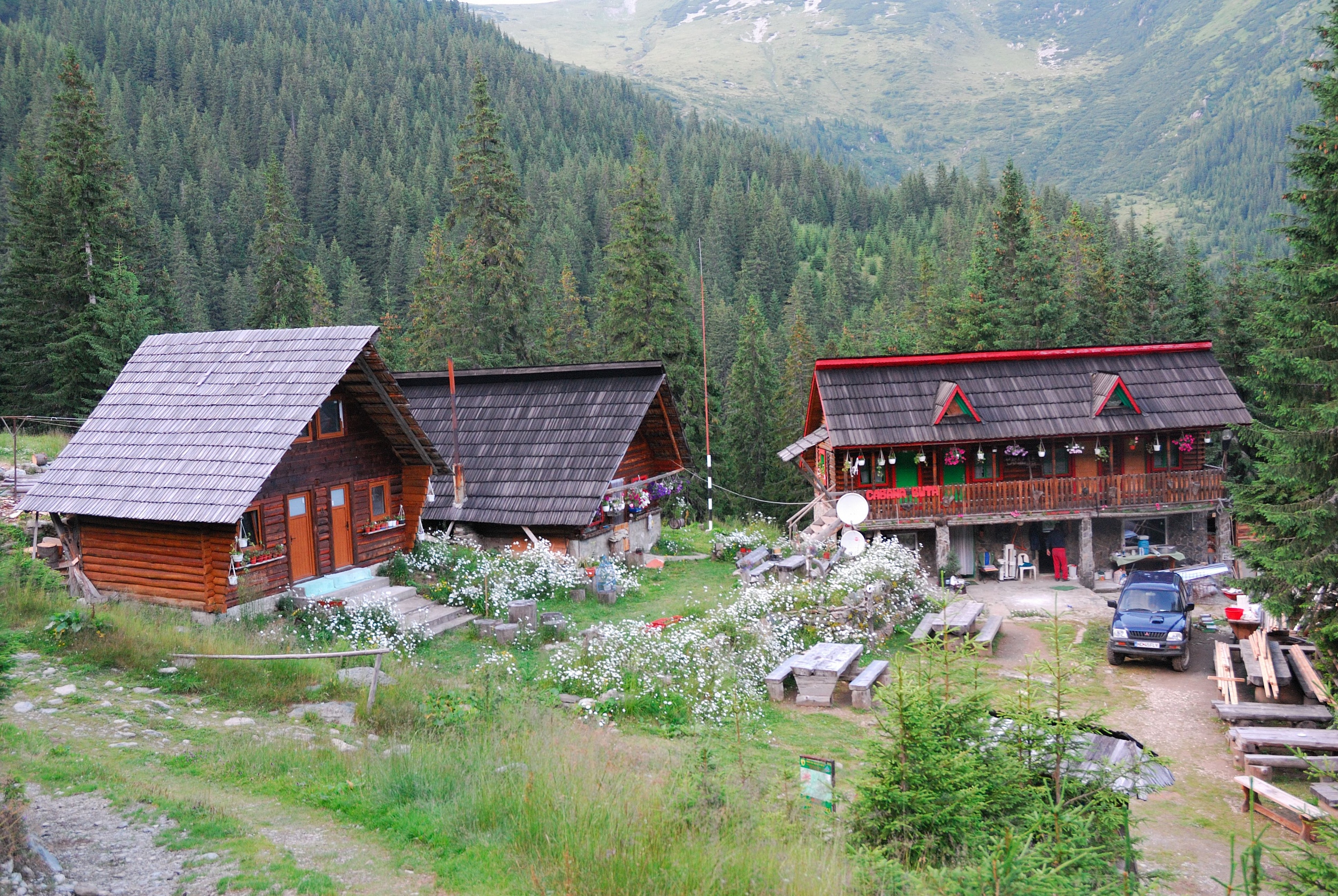 Malý Retezat / Cabana (Chata) Buta v roce 2014. Zavřeno, turisty nechtějí.