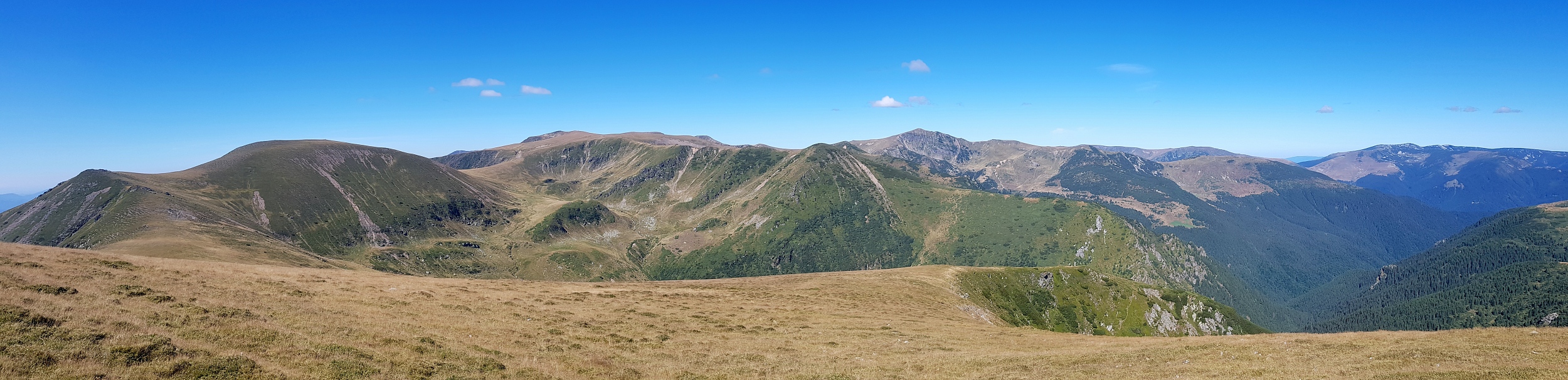 Výhled z pod Galbeny (2201) na západ – Micuşa (2162) a jezero Scărișoara nalevo. www.transcarpathian.org
Malý Retezat / Výhled z pod Galbeny (2201) na západ – Micuşa (2162) a jezero Scărișoara nalevo. www.transcarpathian.org
