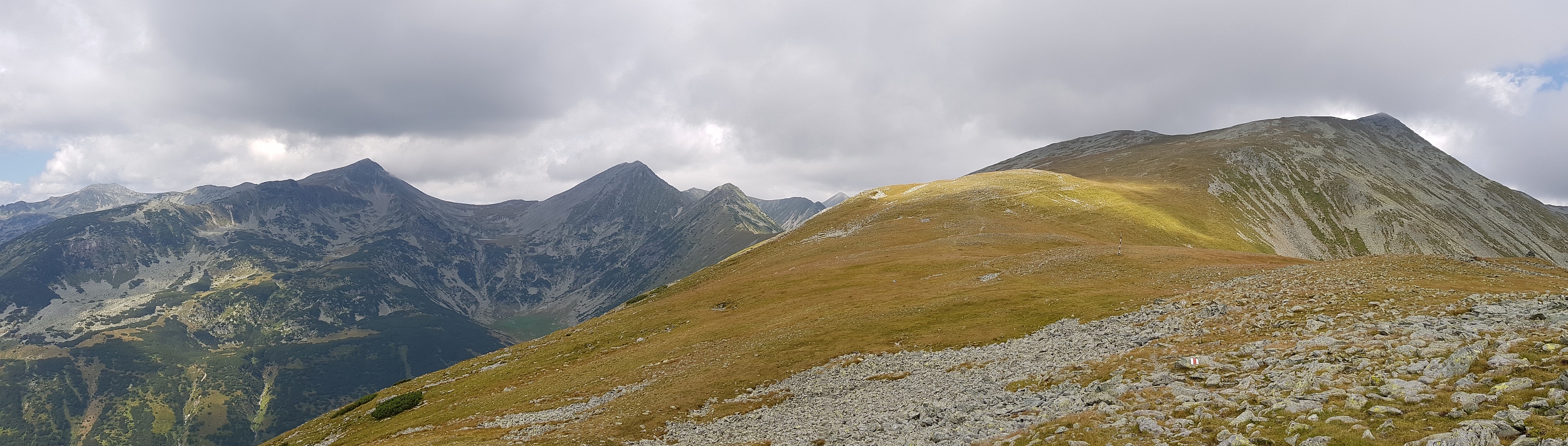 Zleva doprava: Peleaga (2509), Papusa (2508) a Custura (2457). www.transcarpathian.org
Munții Retezat / Zleva doprava: Peleaga (2509), Papusa (2508) a Custura (2457). www.transcarpathian.org