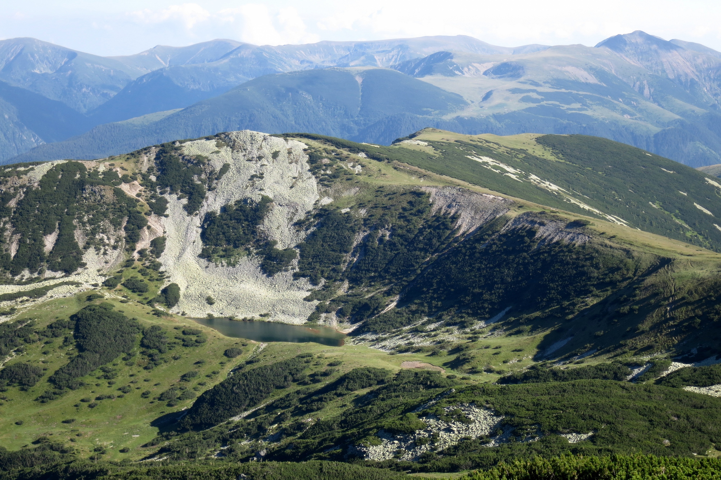 Munții Țarcu / Jezero Netis, kousek severně od sedla Iepei.
Dobré místo na spaní.