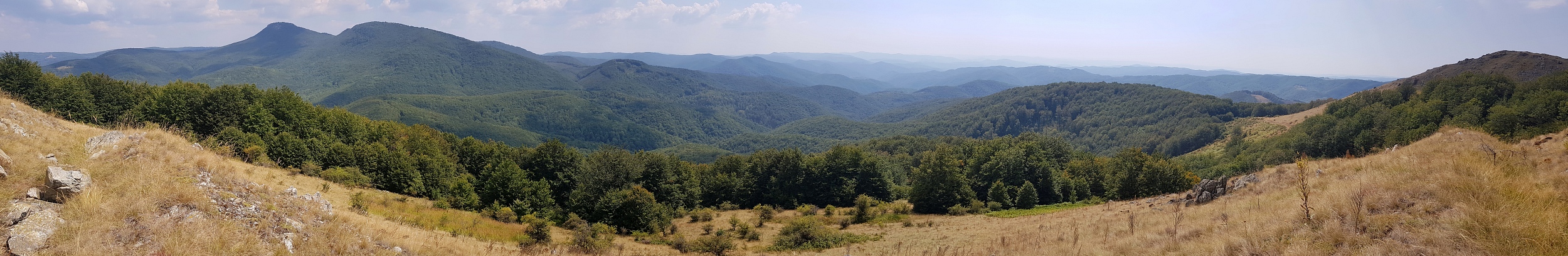 Pohled na nekonečný banátský les směrem k Srbsku. www.transcarpathian.org
Munții Almăjului / Pohled na nekonečný banátský les směrem k Srbsku. www.transcarpathian.org